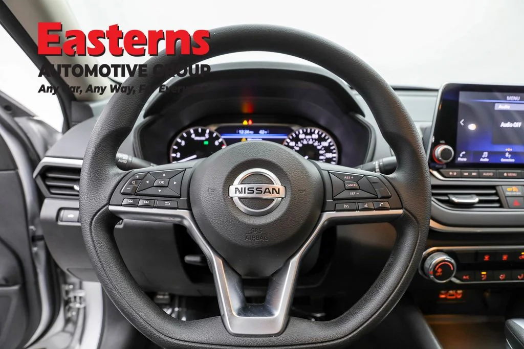 Used 2022 Silver Nissan 2.5 SV image 10