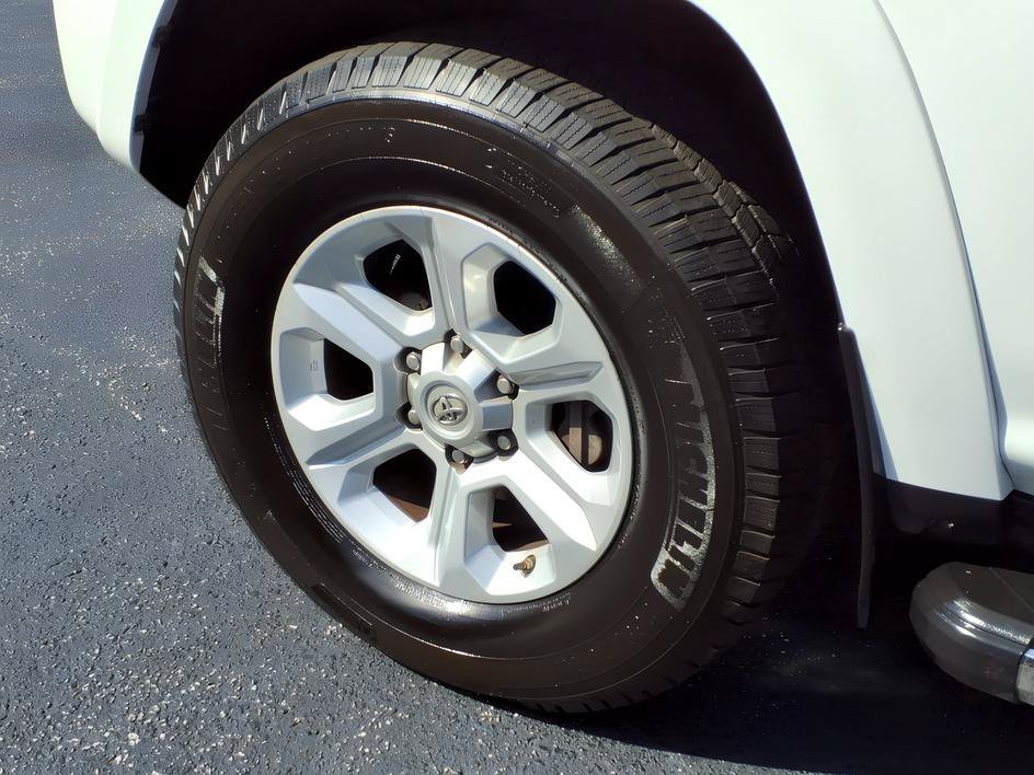 Used 2016 Super White Toyota SR5 image 9