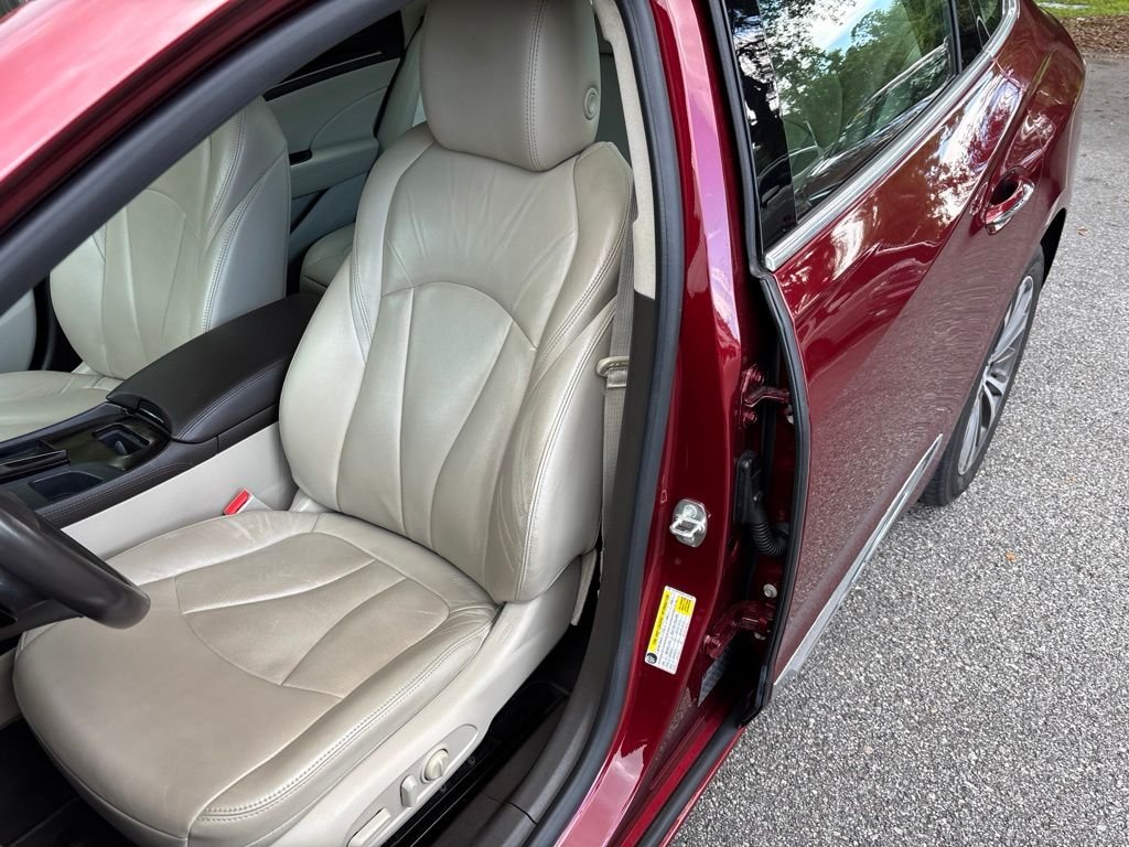 Used 2017 Red Buick Essence image 3