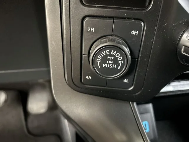 Used 2024  Ford Lariat image 14