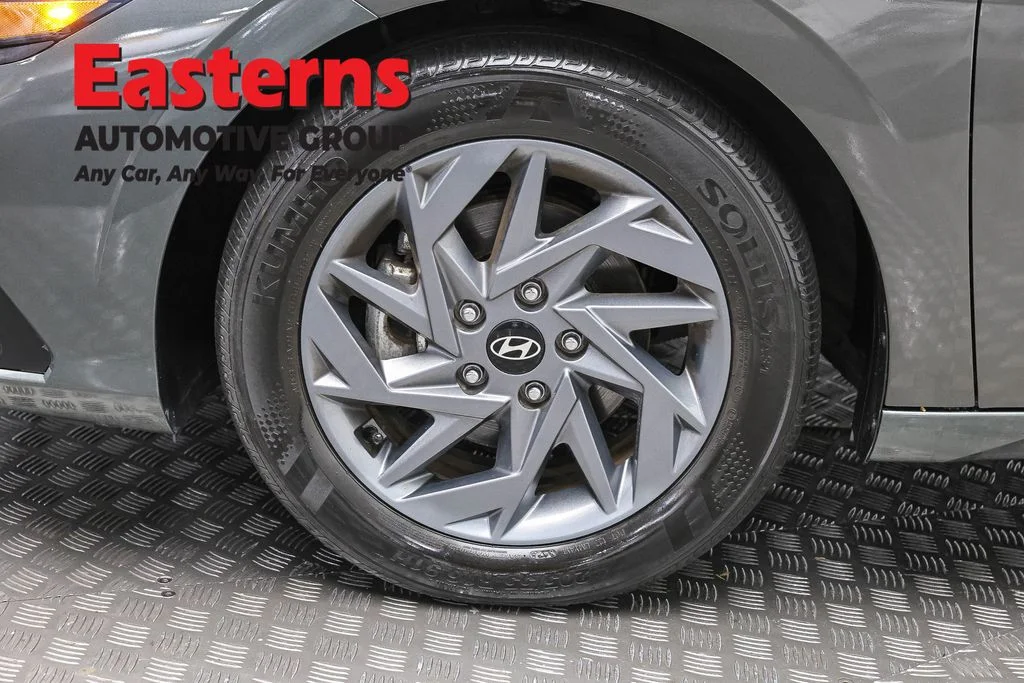 Used 2024 Gray Hyundai SEL image 31
