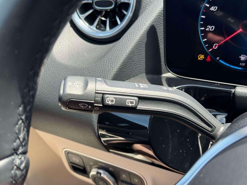Used 2023  Mercedes-Benz GLA 250 image 23
