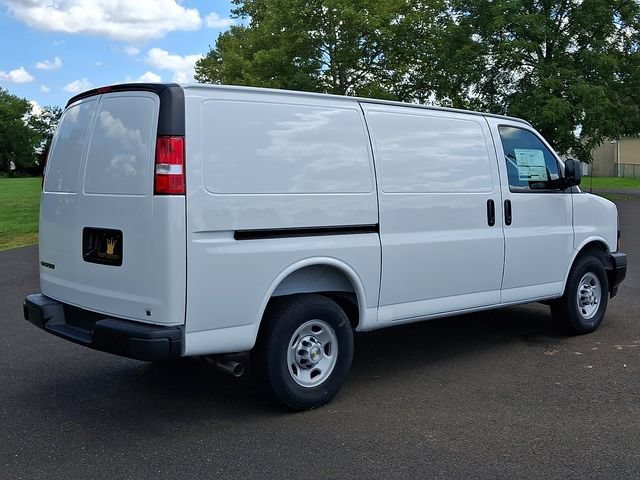 New 2026 Summit White Chevrolet WT image 3
