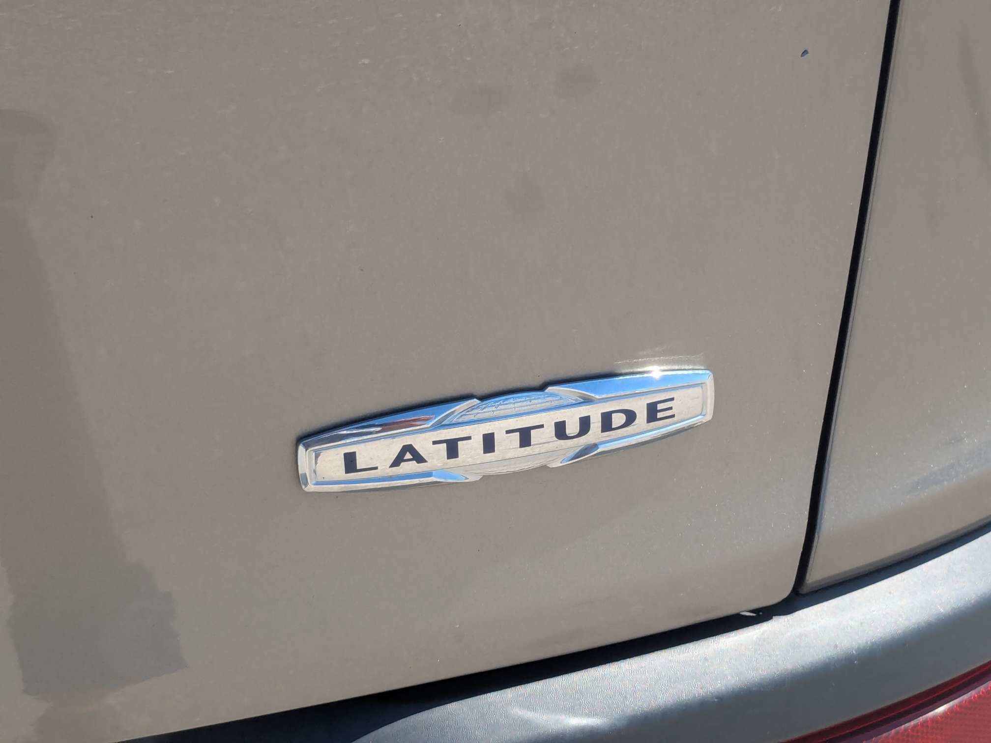 Used 2018 Light Brownstone Pearlcoat Jeep Latitude Plus image 13