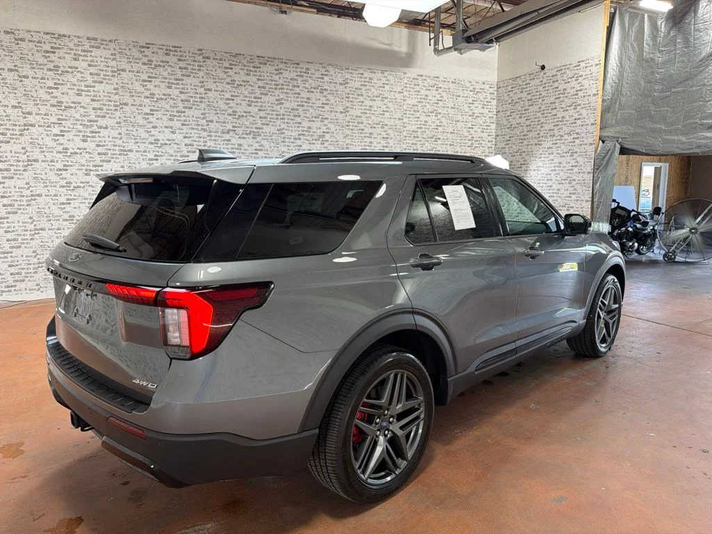 Used 2025 Carbonized Gray Metallic Ford ST-Line image 7