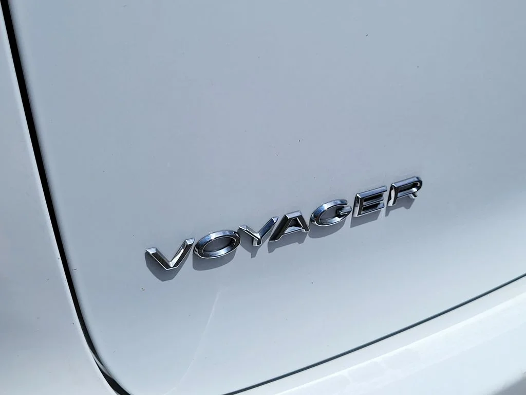 Used 2023 White Chrysler LX image 9