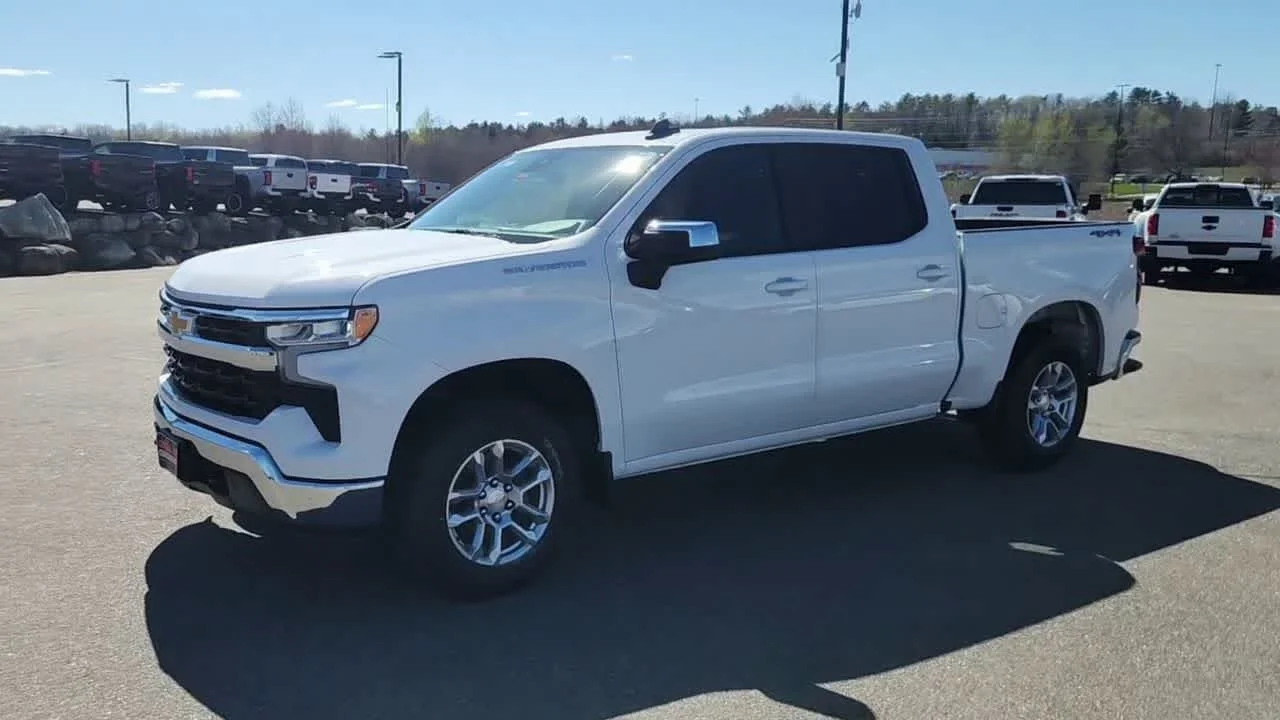 Used 2024 Summit White Chevrolet LT image 5