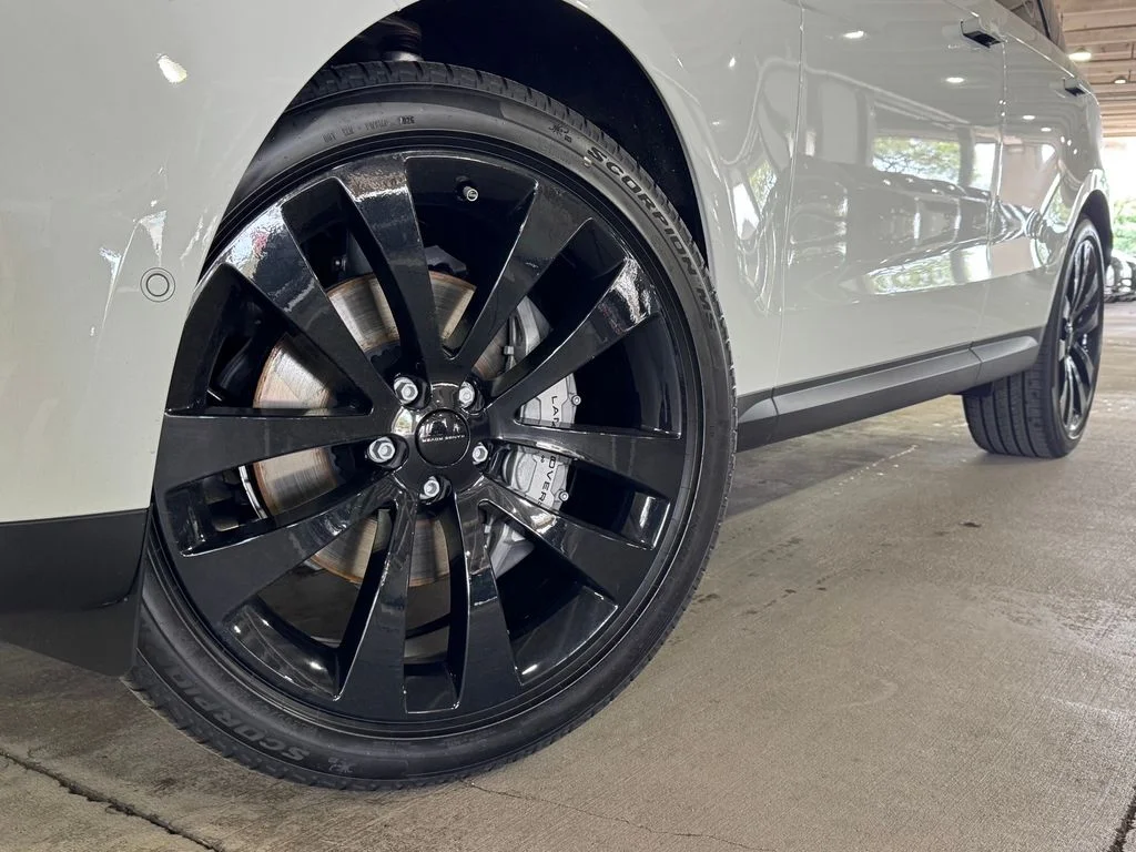 New 2026 Fuji White Land Rover SE image 2
