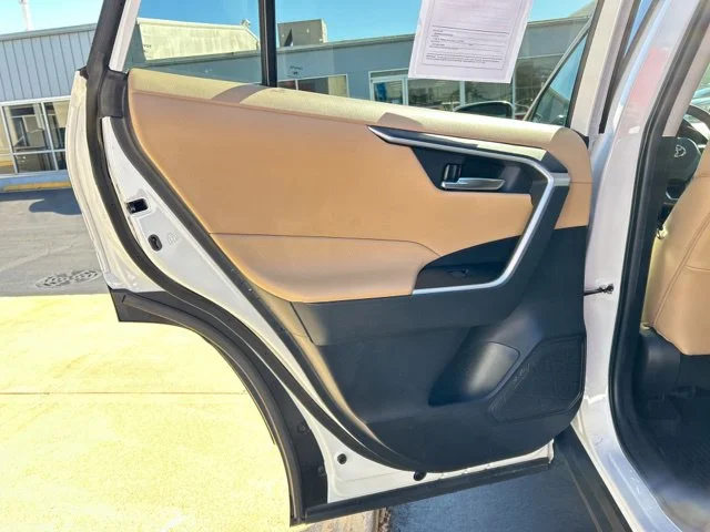 Used 2022 White Toyota XLE Premium image 21