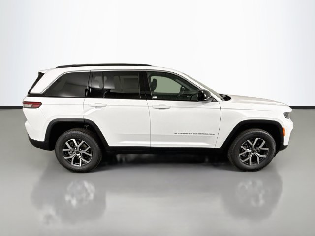 New 2027 Bright White Clear-Coat Paint Jeep Laredo X image 8