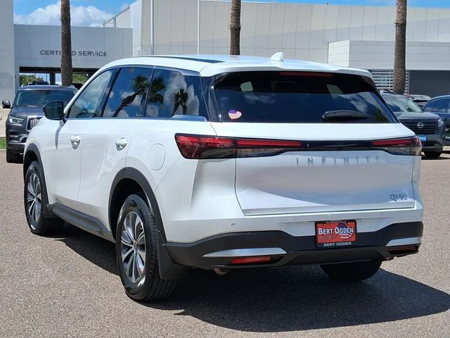 New 2027 RADIANT WHITE INFINITI Pure FWD image 4