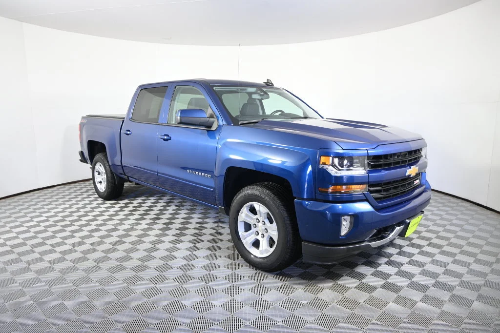 Used 2017 DEEP OCEAN BLUE METALLIC Chevrolet LT image 10