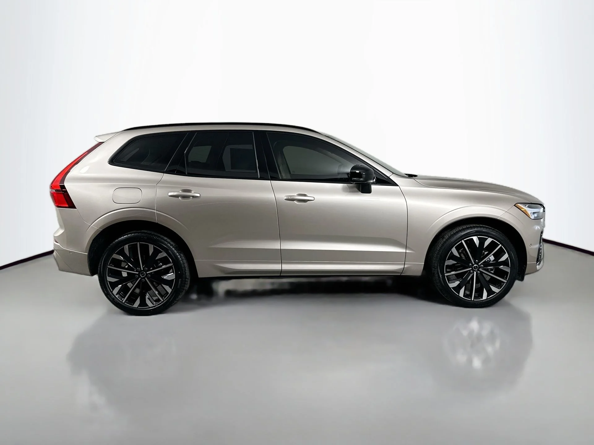 New 2026 Bright Dusk Volvo Ultra image 5