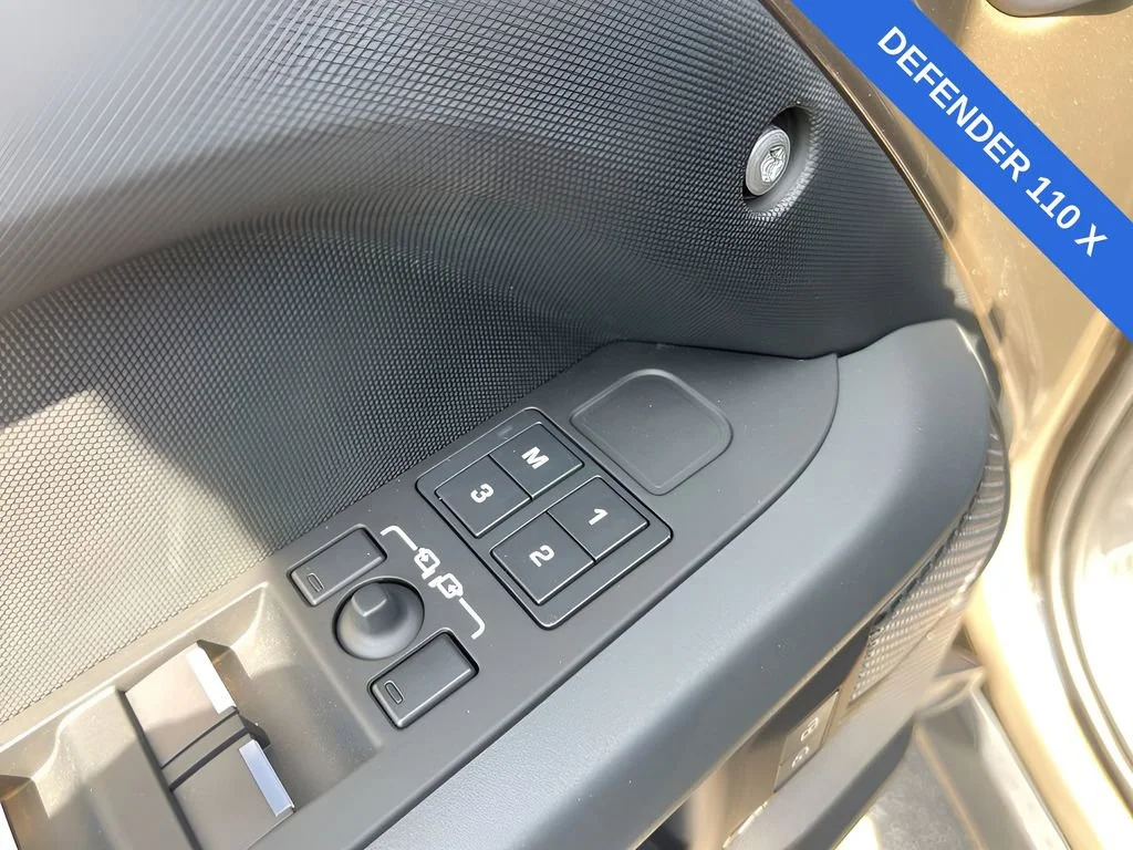 Used 2024  Land Rover X image 13