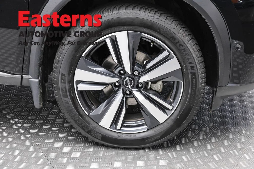 Used 2023 Black Nissan Platinum image 33
