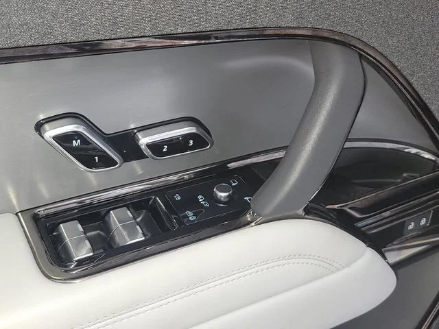 Used 2024  Land Rover SE image 7