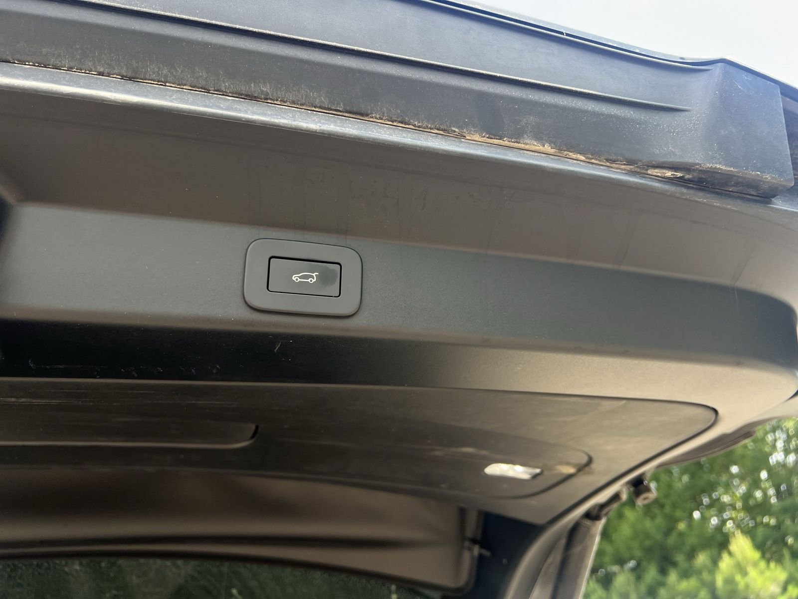 Used 2025 Black Land Rover SE image 17