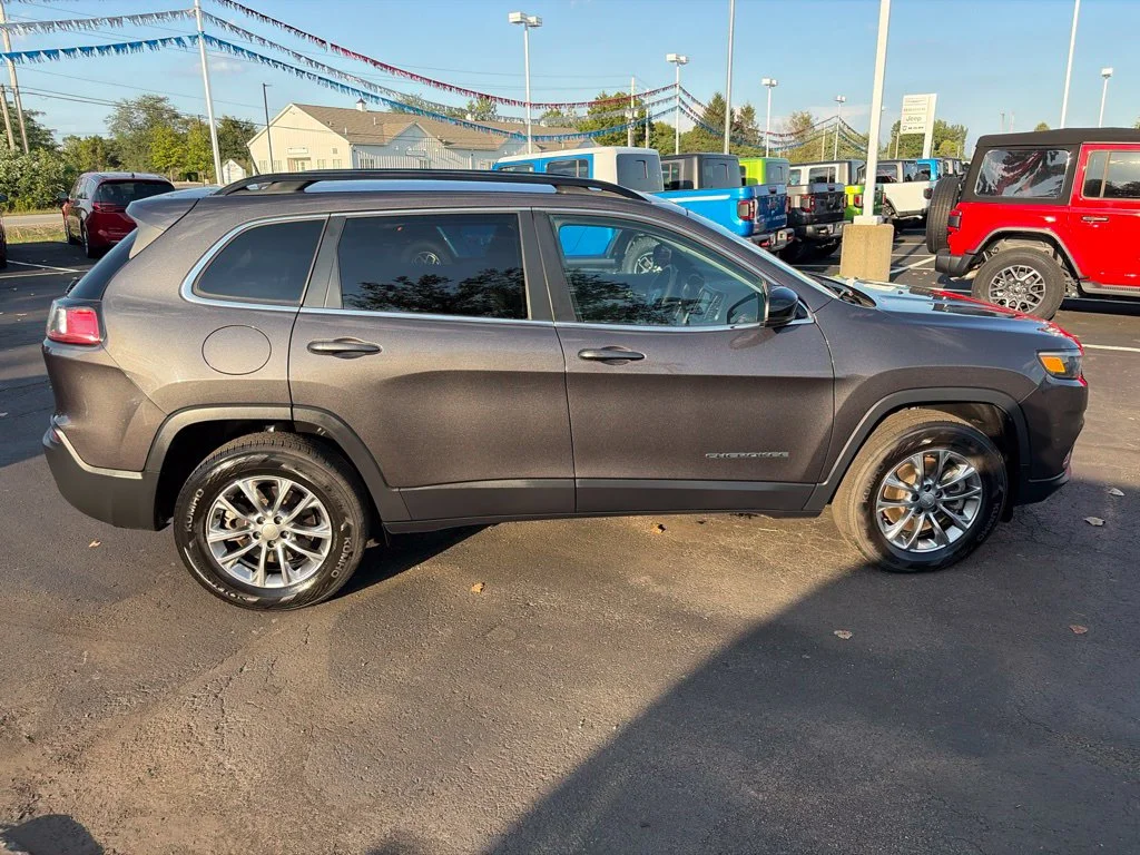 Certified Used 2022 Gray Jeep Latitude Lux image 8
