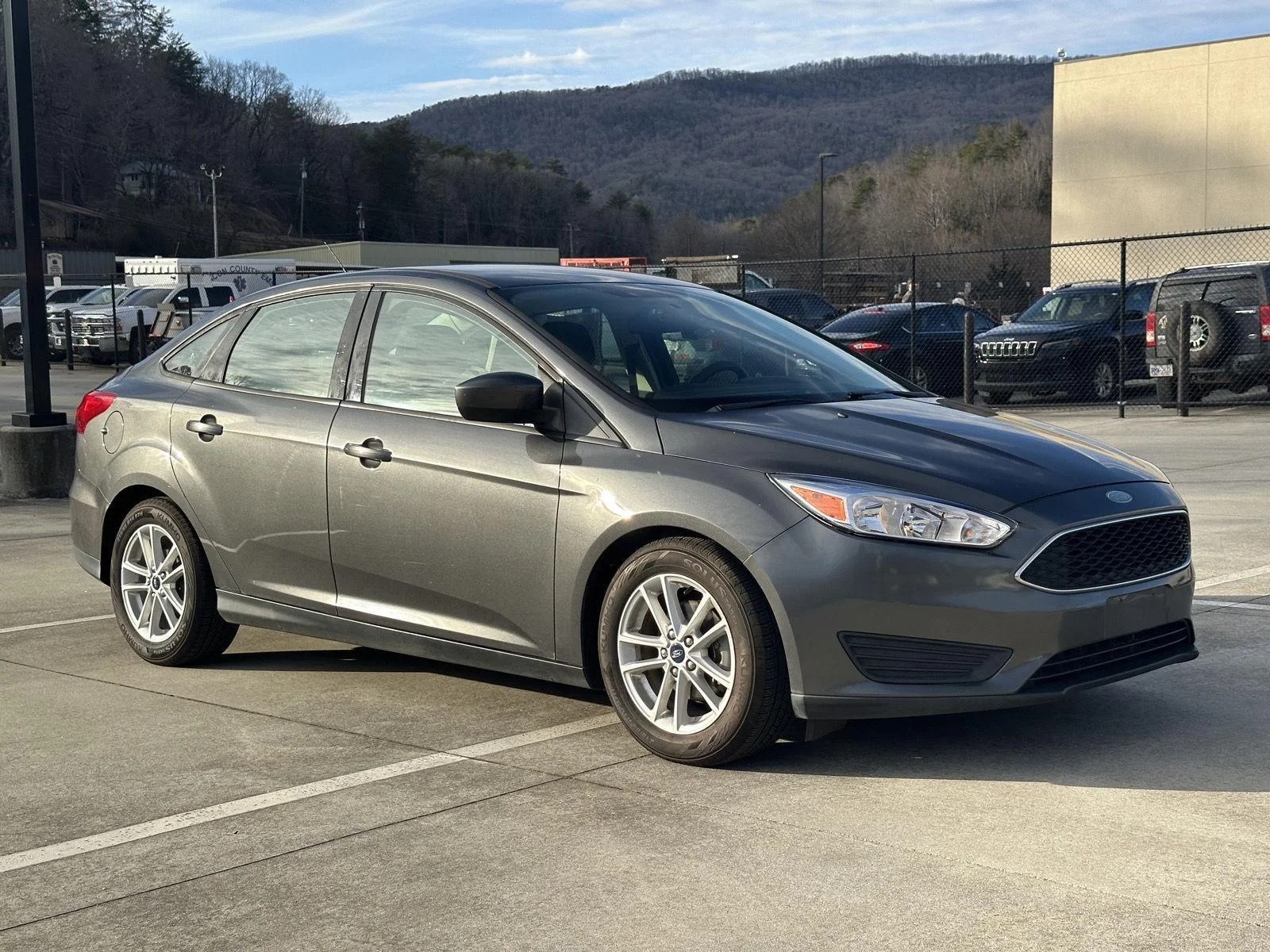 2018 Ford Focus Sedan SE's photo