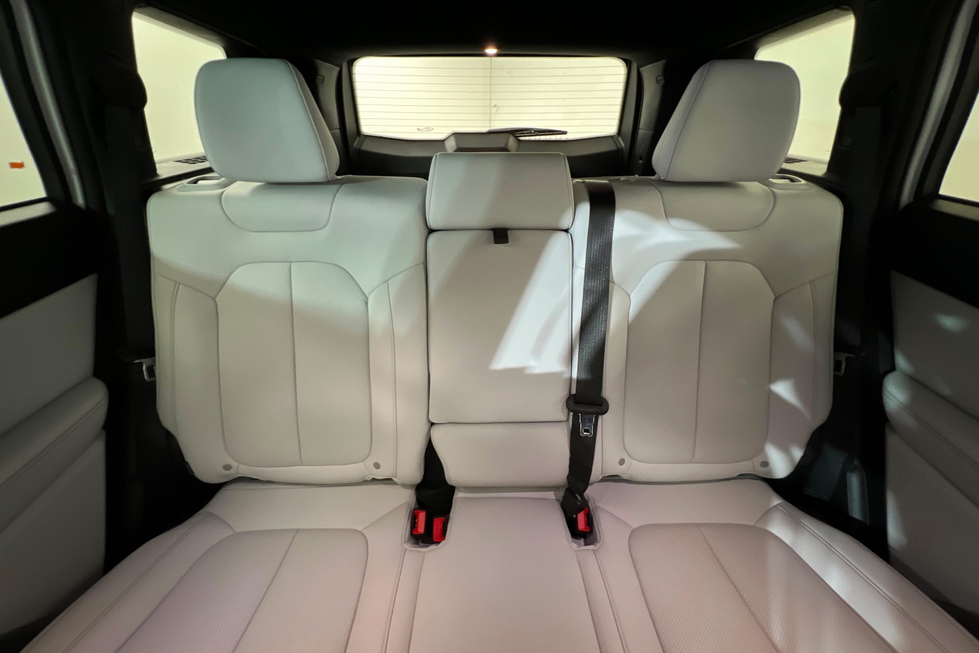 New 2026 Bright White Clear-Coat Exterior Paint Jeep Limited image 26