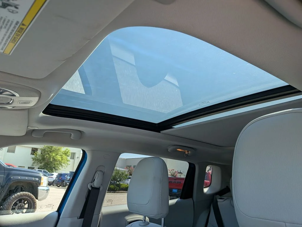 Used 2019 Blue Jeep Latitude image 17