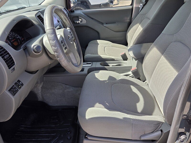 Used 2015 Arctic Blue NISSAN 2WD CREW CAB SWB AUTO SV image 11