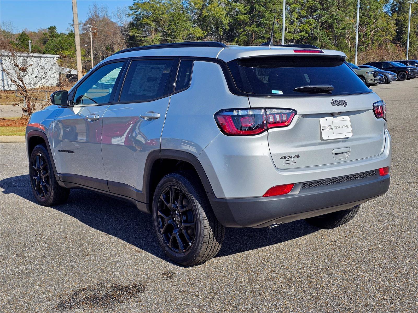 New 2026 Silver Zynith Metallic Clearcoat Jeep Latitude Altitude image 12