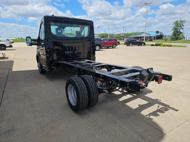New 2026 Agate Black Metallic Ford Chassis Cab image 27