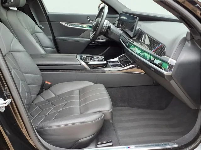Used 2025  BMW 740i xDrive image 24