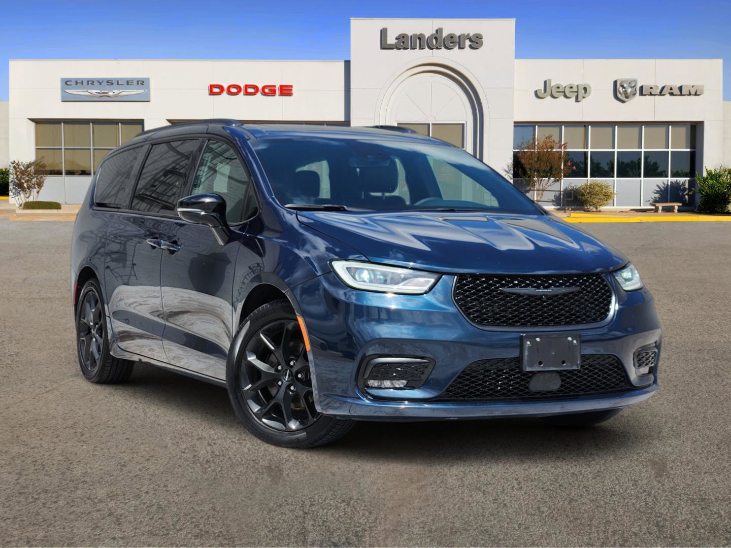 2025 Chrysler Pacifica Limited's photo