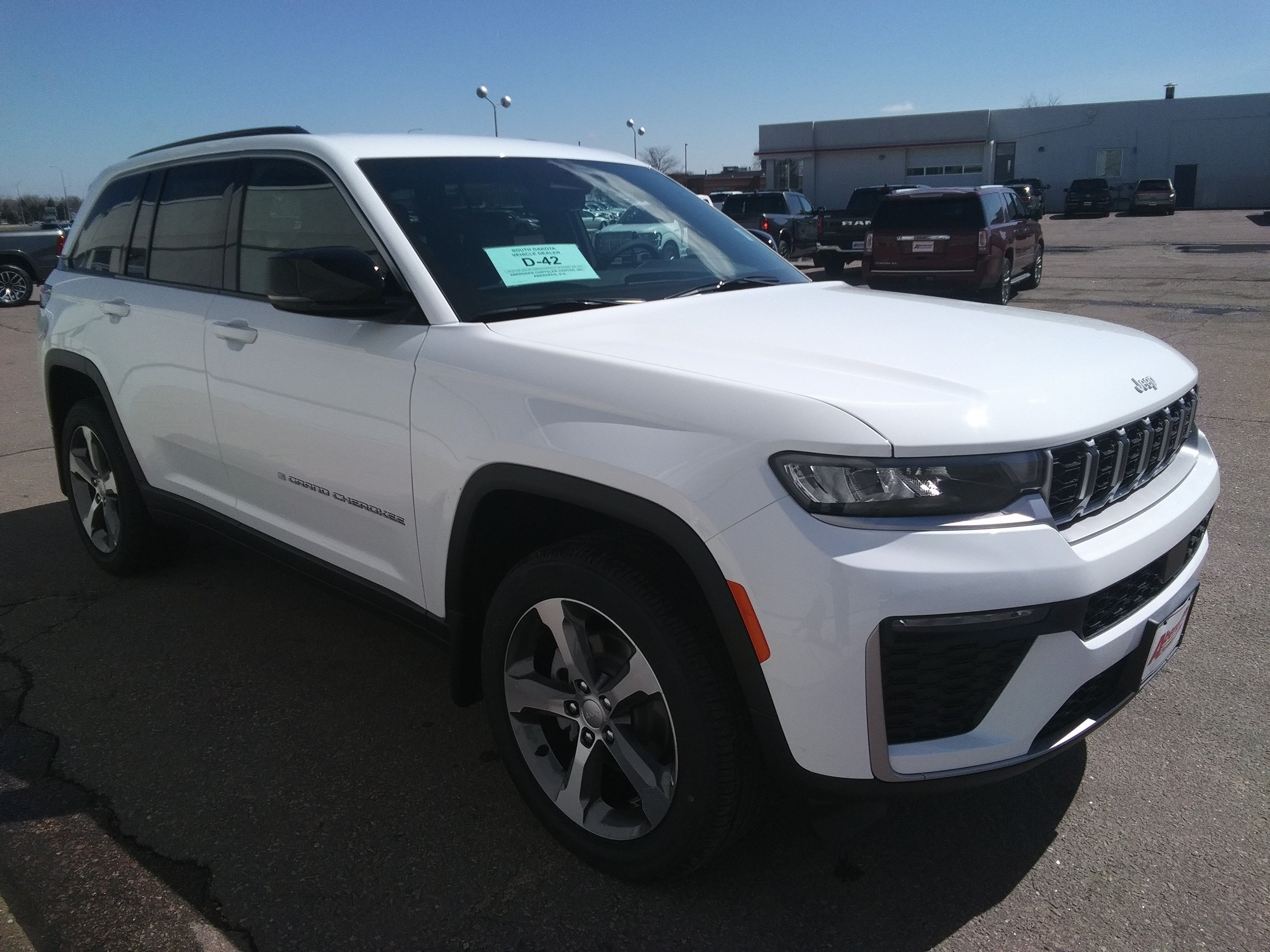 New 2026 Bright White Clear-Coat Exterior Paint Jeep Limited image 4