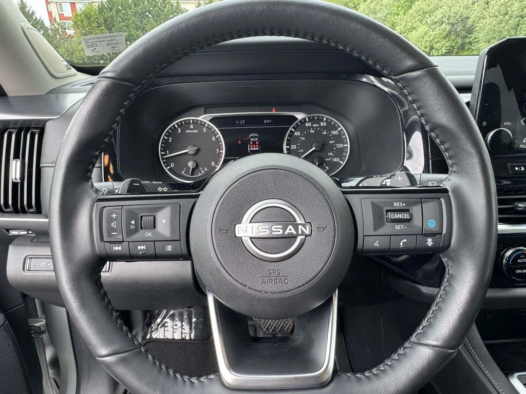Used 2025 Silver Nissan SL image 18