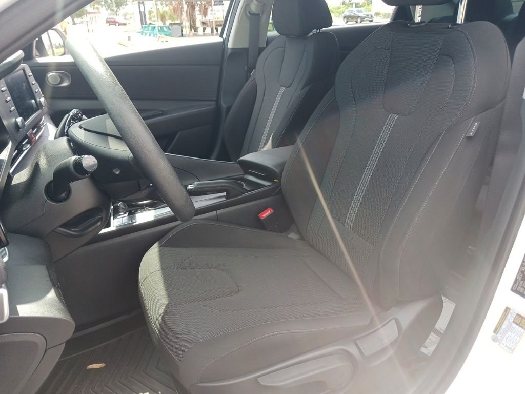 Used 2025 White Hyundai SE image 10