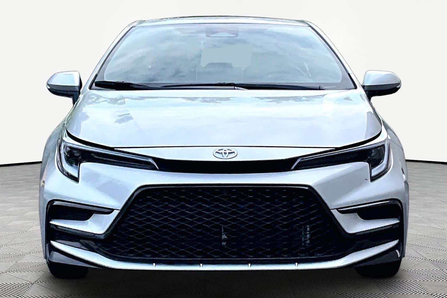 Used 2025 Classic Silver Metallic Toyota XSE image 4
