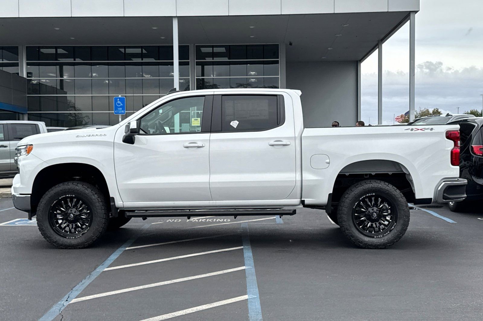 2025 Chevrolet Silverado 1500 LT - Photo 6