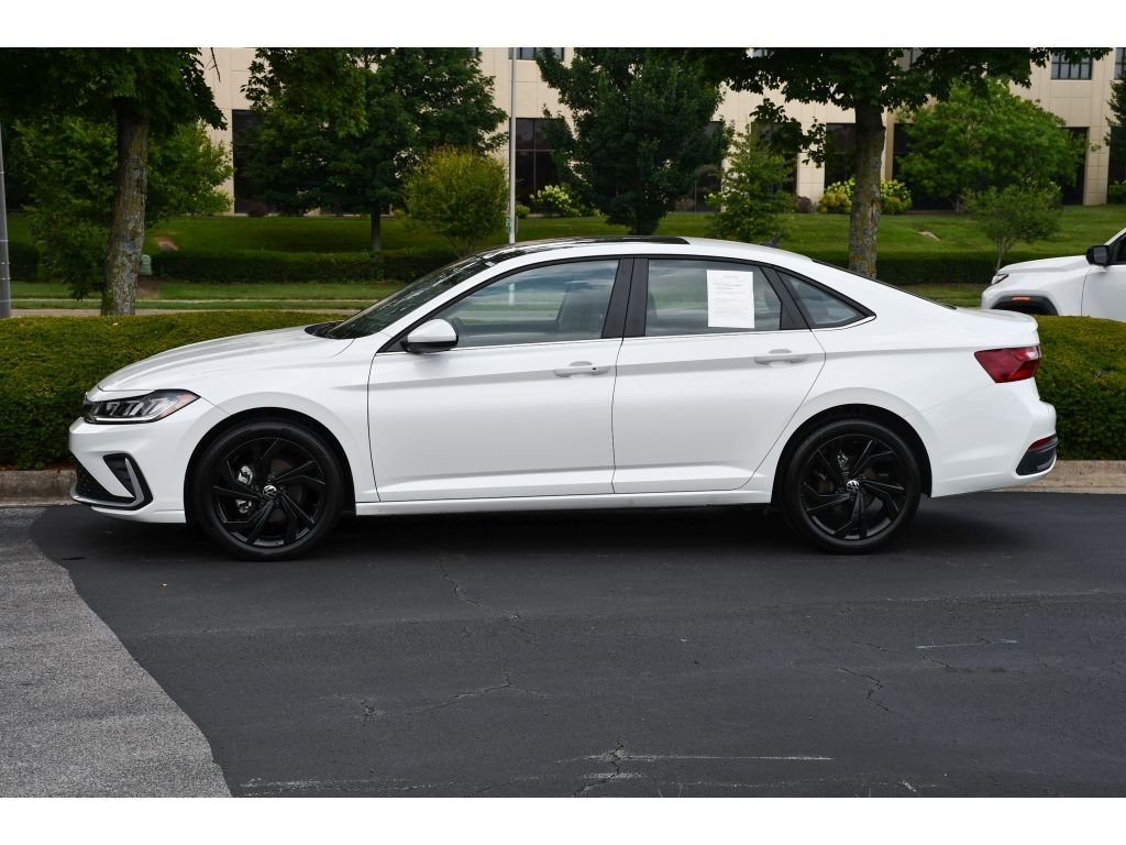 Used 2025 Opal White Pearl Volkswagen SE image 7