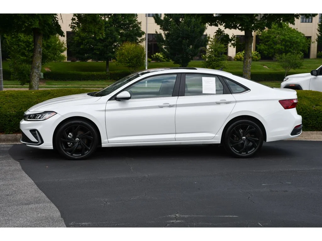 Used 2025 Opal White Pearl Volkswagen SE image 7