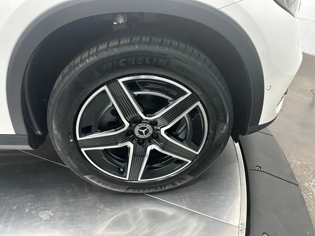 New 2027 White Mercedes-Benz GLC 300 image 9