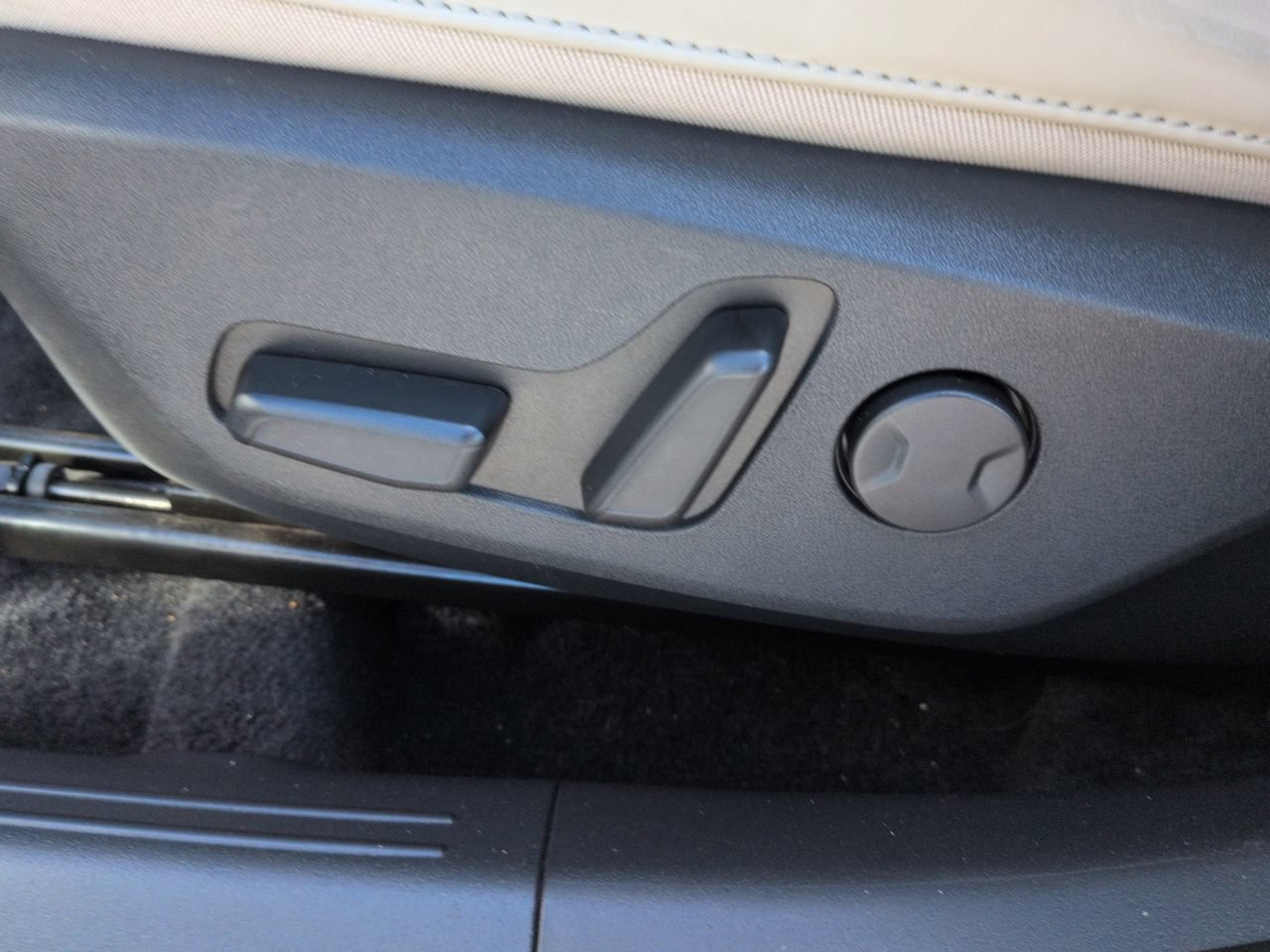 Certified Used 2023 Steel Gray Kia Wind image 18