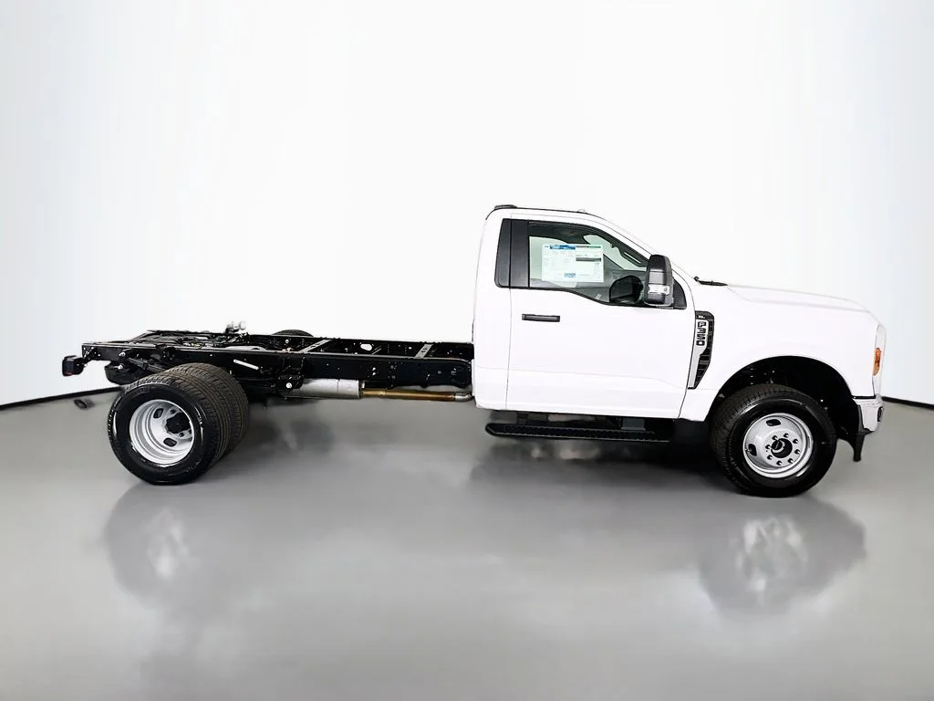 2025 Ford F-350 Super Duty Chassis Cab XL - Photo 16