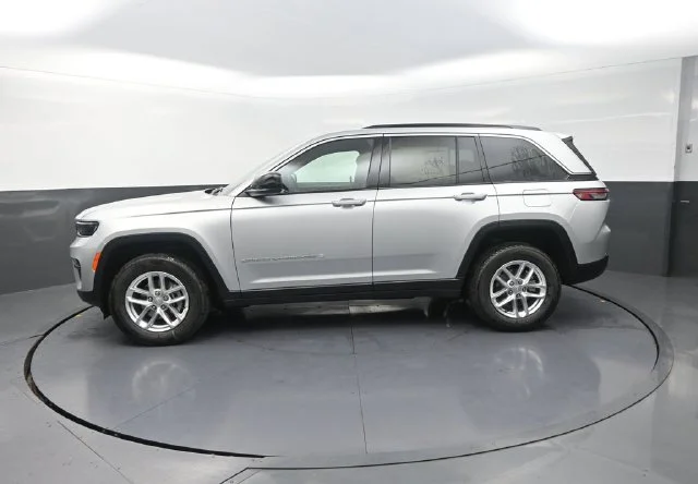 New 2026 Silver Zynith Exterior Paint Jeep Laredo X image 5