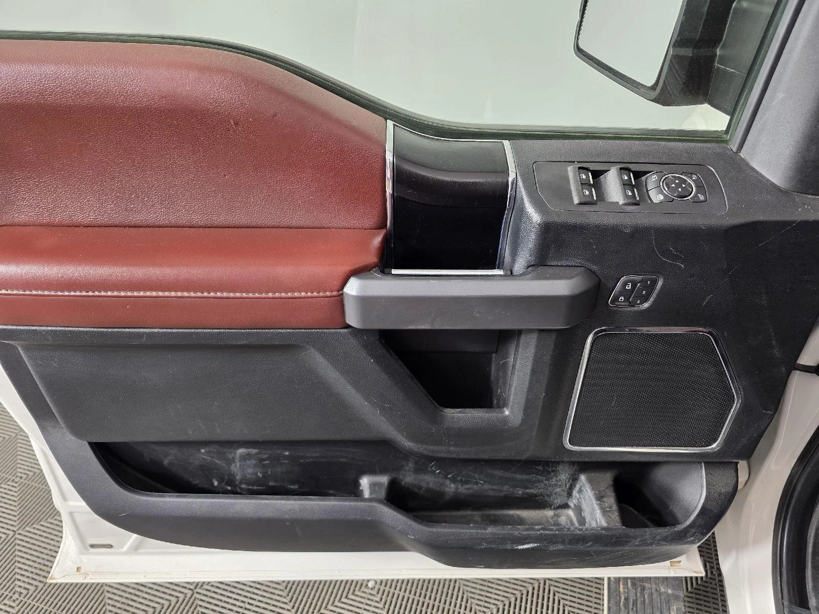 Used 2019 White Platinum Metallic Tri-Coat Ford Platinum image 14