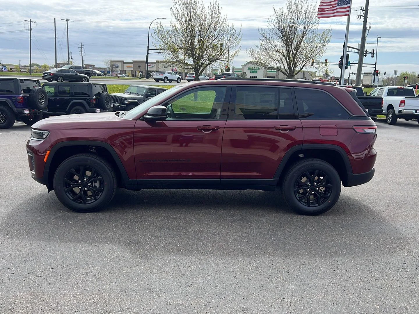 New 2026 Velvet Red Pearl-Coat Exterior Paint Jeep Laredo Altitude image 4