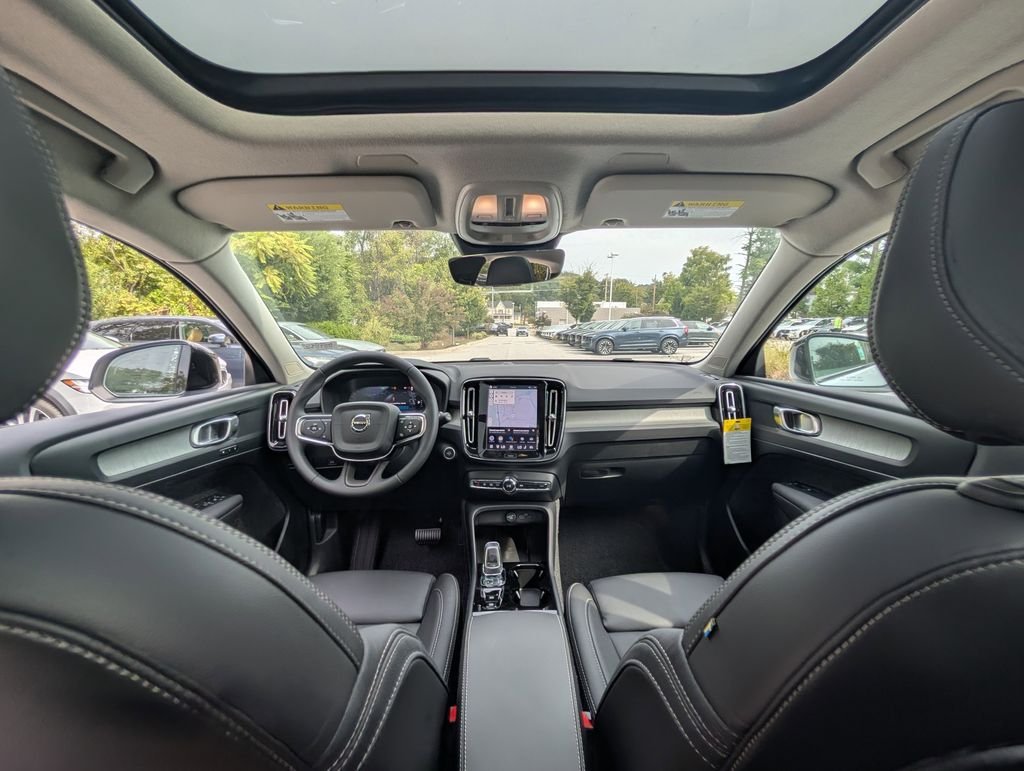 2026 Volvo XC40 Plus - Photo 9