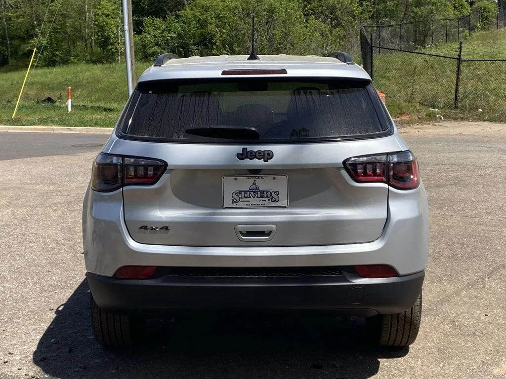 New 2026 Silver Zynith Metallic Clearcoat Jeep Latitude Altitude image 35