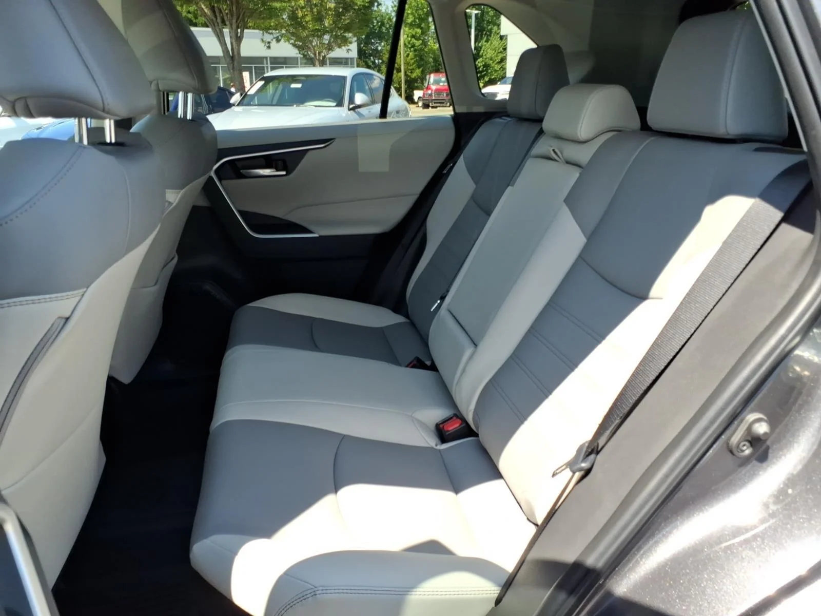 Used 2025 Magnetic Gray Metallic Toyota Hybrid XLE Premium image 21
