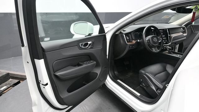 Used 2021 White Volvo T6 Momentum image 28