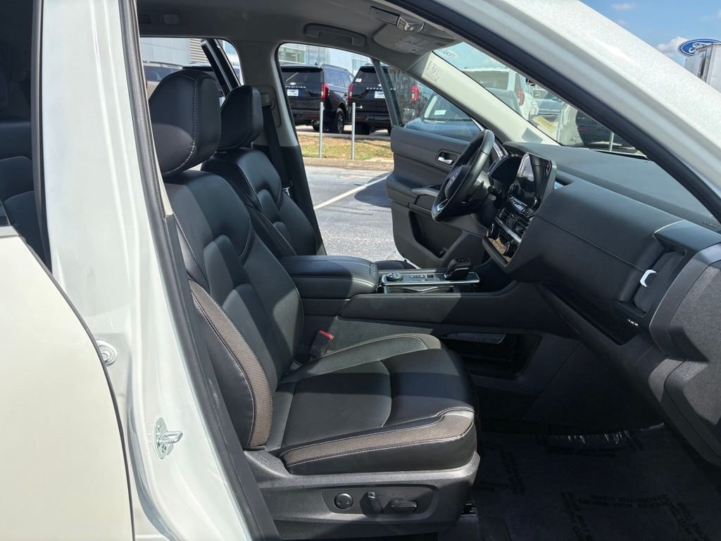 Used 2023 White Nissan SL image 36