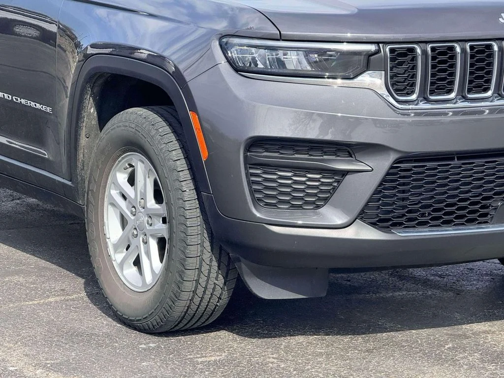 Used 2024 Gray Jeep Laredo image 5