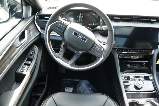New 2026 Silver Zynith Exterior Paint Jeep Limited image 15